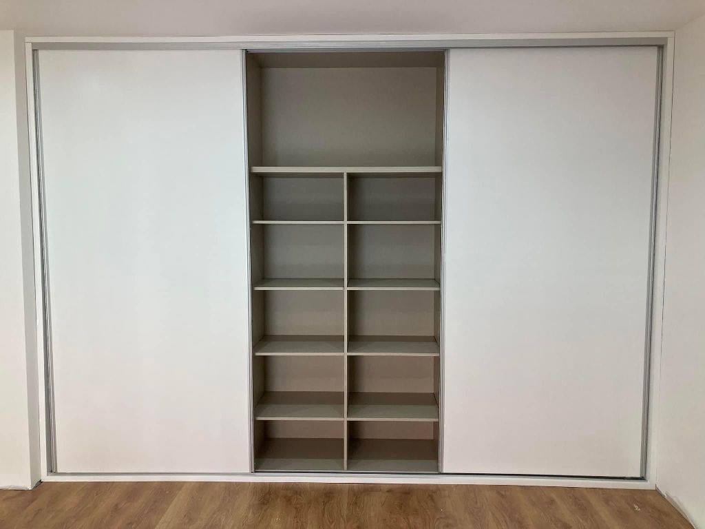 Roupeiro branco com organização interior