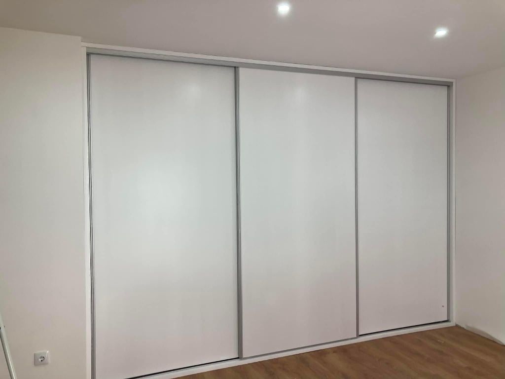 Roupeiro deslizante branco lacado