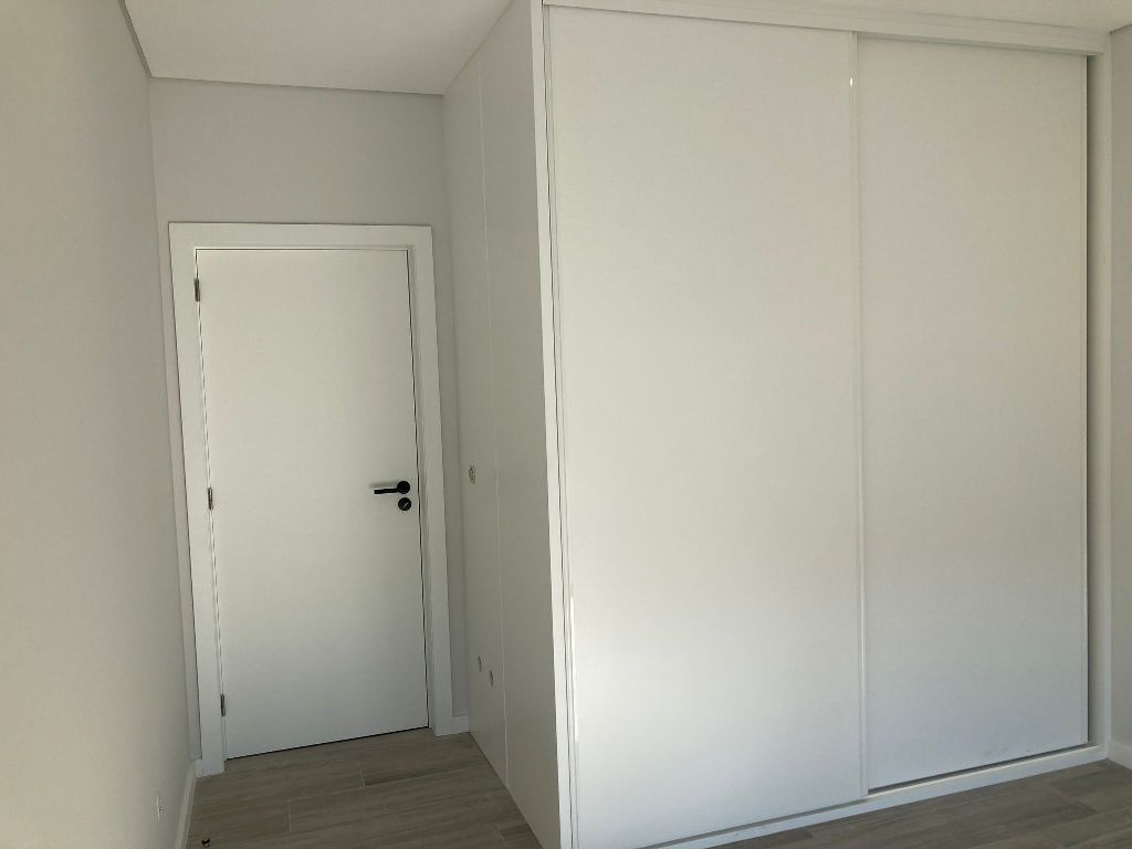 Roupeiro embutido branco quarto
