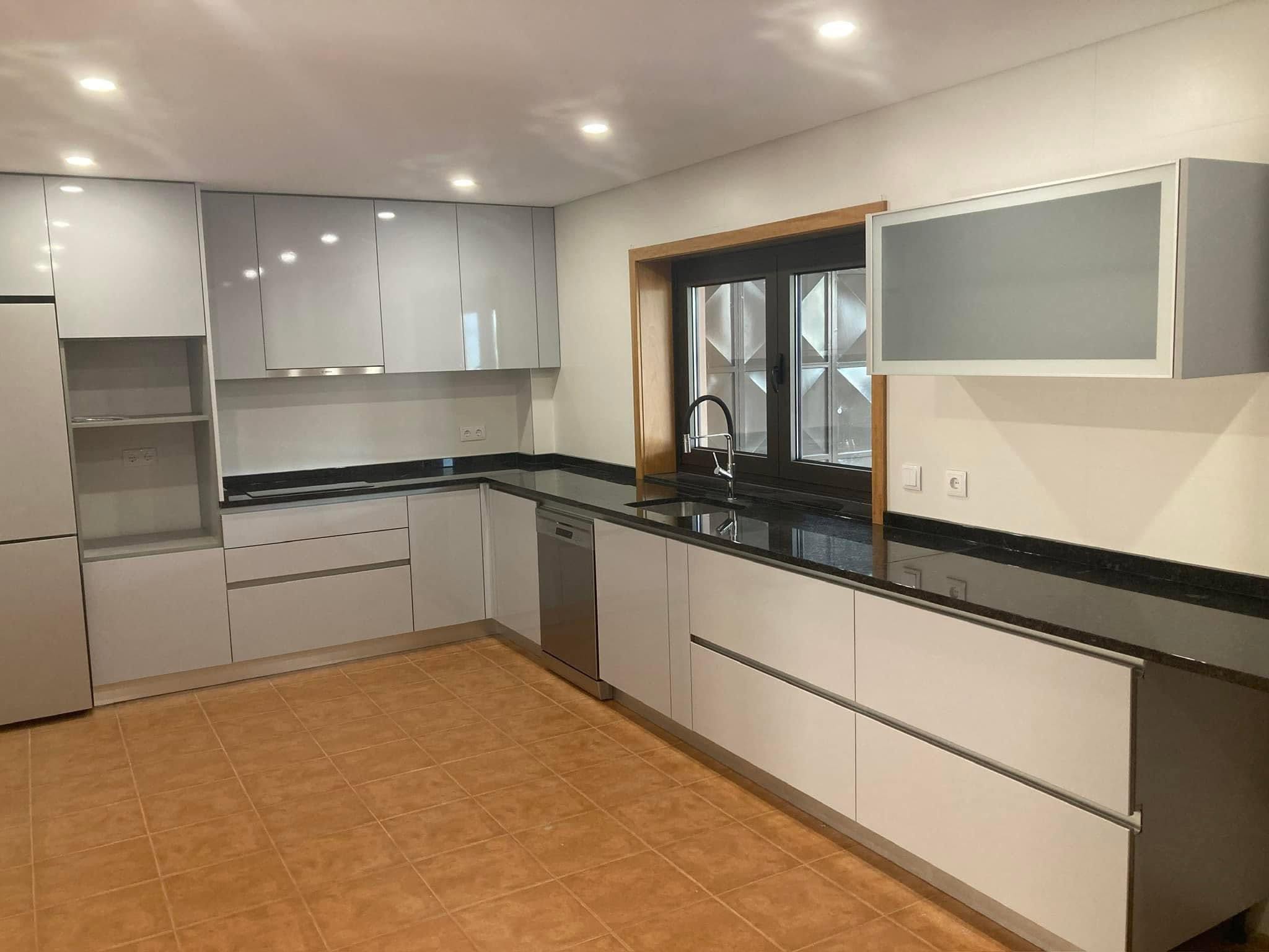 Cozinha branca lacada premium com iluminação encastrada