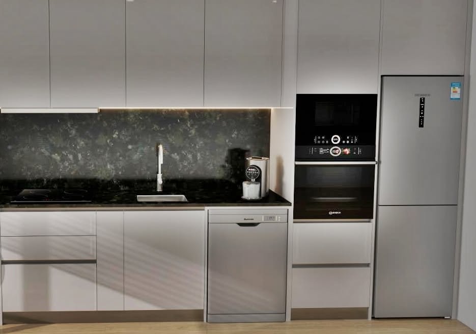 Cozinha branca aberta com bancada em mármore escuro e luz natural
