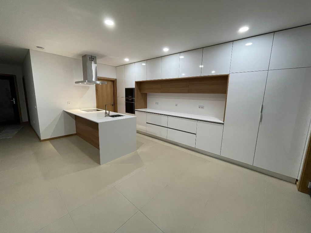 Cozinha em madeira e branco com exaustor suspenso preto