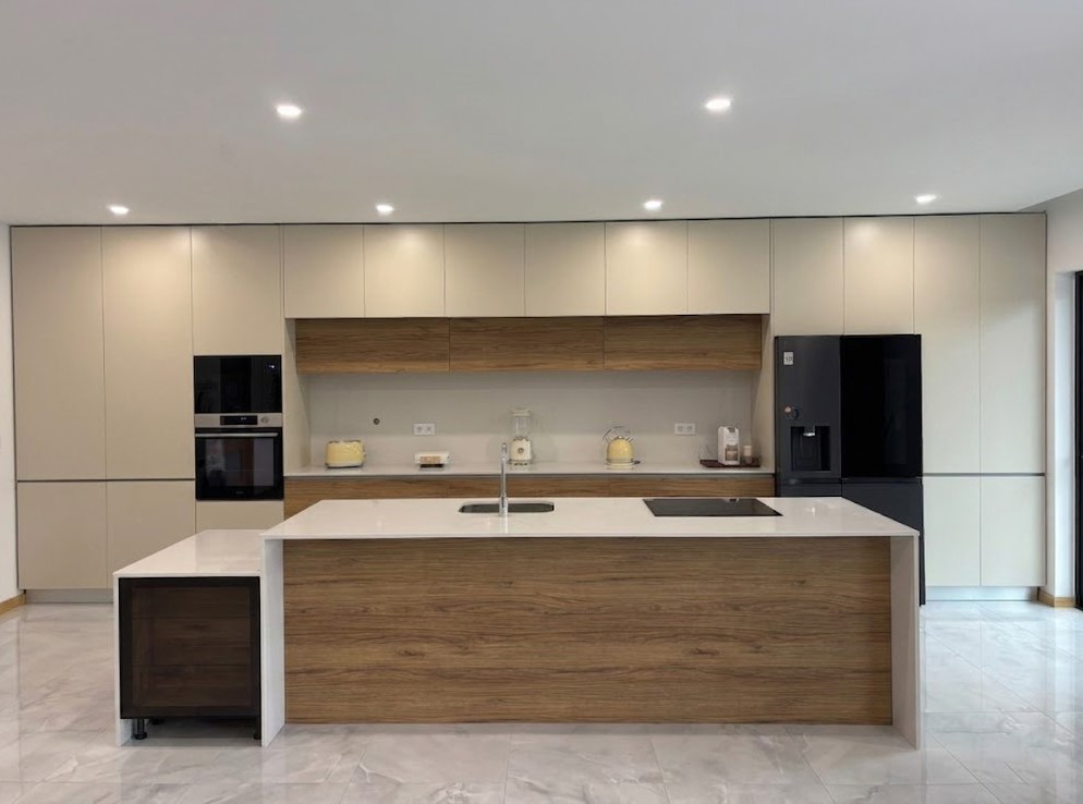 Cozinha com ilha em madeira e tampo claro, vista lateral