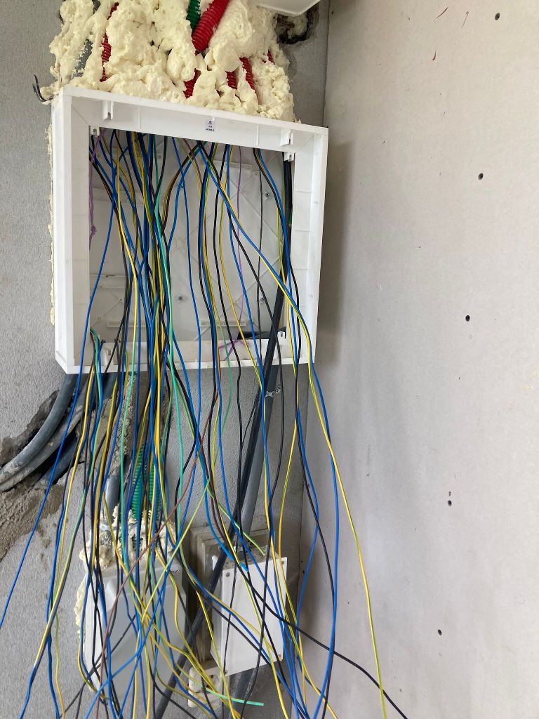 Preparação de cablagem para iluminação LED embutida
