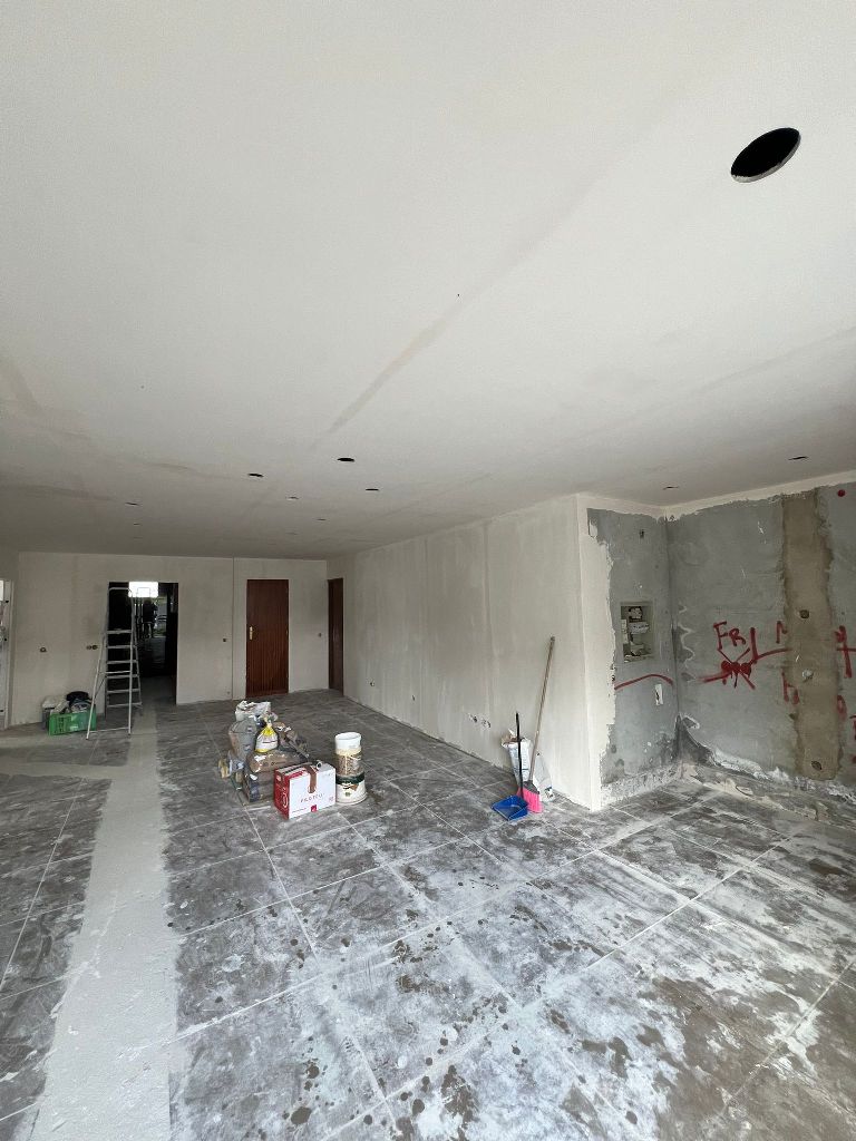 Espaço em fase de acabamento — reboco pintura